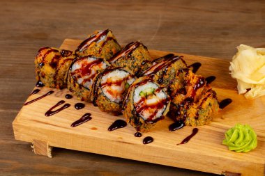 Karides ile Japon geleneksel rulo