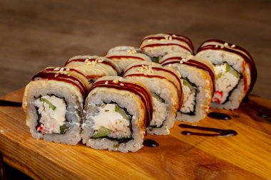 Yılan balığı ile Japon geleneksel rulo