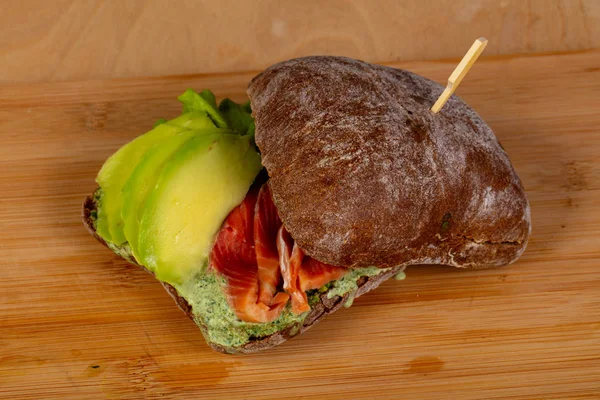 Panini Met Zalm Avocado Het Bord — Stockfoto