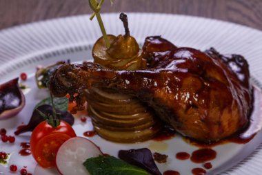 Ördek bacak armut ve sos ile