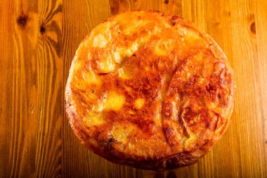 Beyaz yoka pasta peynir ve yumurta ile