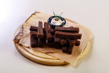 Siyah sarımsak ekmek snack