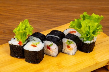 Marul ile lezzetli korkumu suşi rulo