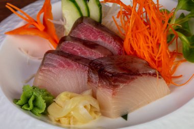 Japon soğuk sashimi sarıkuyruk ile