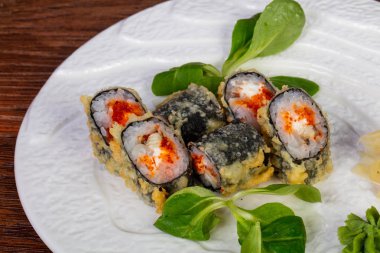 Yılan balığı ve tobiko ile tempura rulo