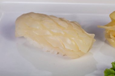 Kalamar ile Japon soğuk suşi