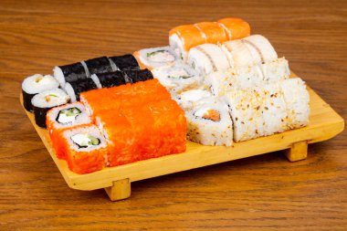 Lezzetli yılan balığı sushi roll seti