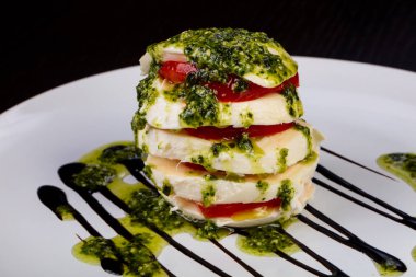 Ispanak ve sos lezzetli caprese salatası