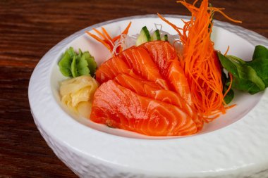 Japon soğuk sashimi somon ile