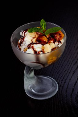 Karamel, şeftali ve muz ile lezzetli dondurma alıntılar