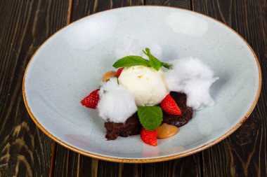 Nane brownie kek çilek ile hizmet