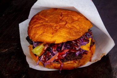 Burger çekti domuz ve kırmızı lahana