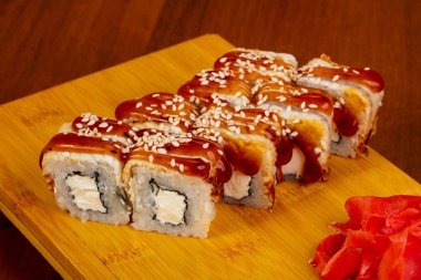 Yılan balığı ve yumuşak peynir rulo