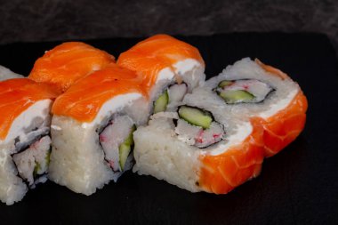 Japon geleneksel rulo somon ile