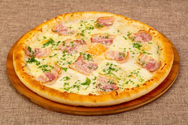 Pizza Carbonara jambon ve yumurta