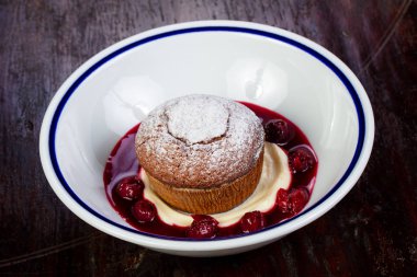 Kek çilek ve krema ile