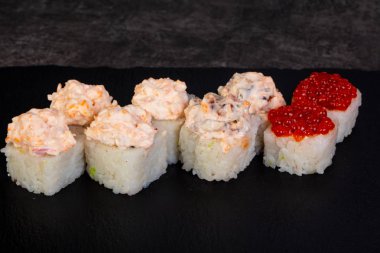 Japon baharatlı suşi ve rulolar