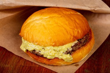 Sığır eti ile ev yapımı lezzetli burger