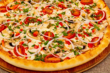 Mantar, peynir ve tavuk pizza