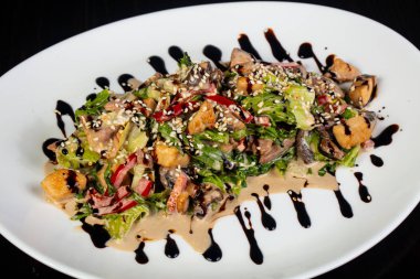 salata tavuk ve sos ile