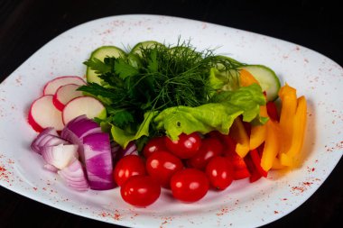 Otlar ile taze sebze tabağı karıştırın