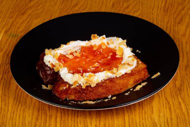 Tatlı börek reçel ve krema ile