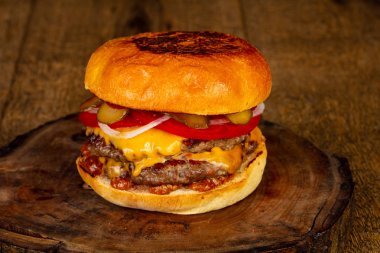 Sulu lezzetli burger beef ve peynir
