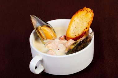 Midye ve somon krema çorbası