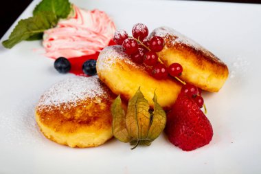 Süzme peynir pan kek çilek ile