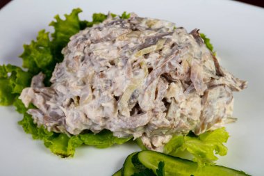 Sığır eti dilim salata sosu ile