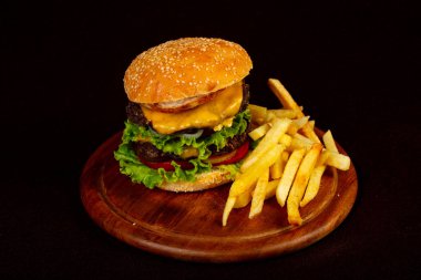 Fransız patates ile ev yapımı burher