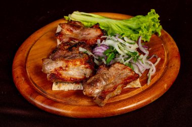 Izgara domuz kaburga soğan hizmet