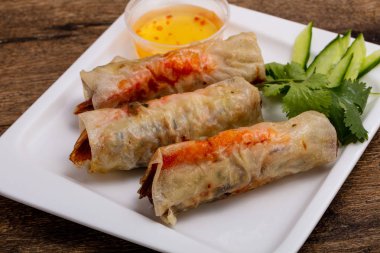 Karides ile Vietnamca bahar rulo