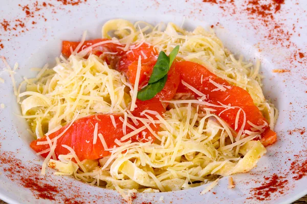 Pasta Dengan Salmon Dan Keju — Stok Foto