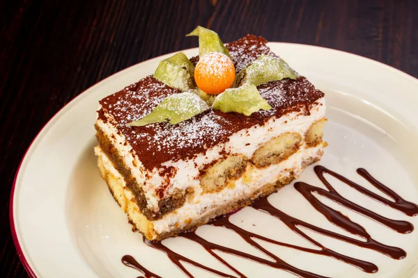 著名的提拉米苏蛋糕服务 Chokolate — 图库照片