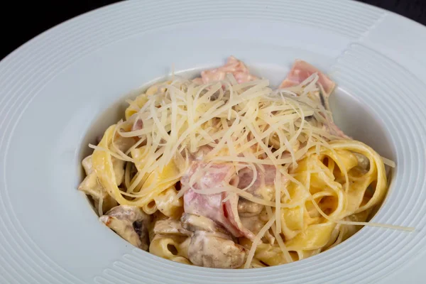 Deliziosa Pasta Con Prosciutto Formaggio — Foto Stock