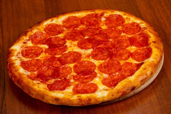 Pizza Pepperoni Aux Saucisses Sur Fond Bacs Bois — Photo