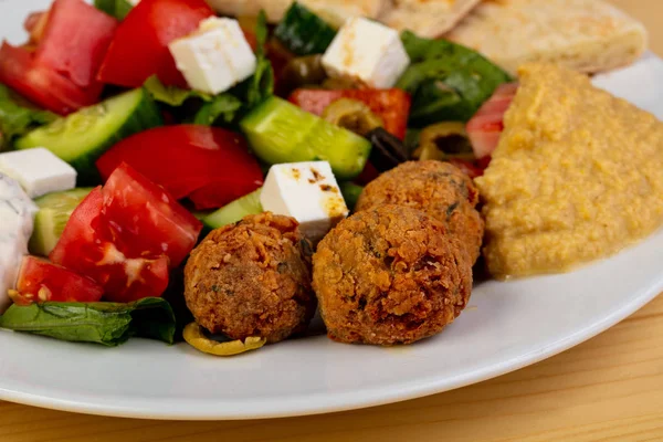 Falafel Avec Humus Ower Fond Bois — Photo