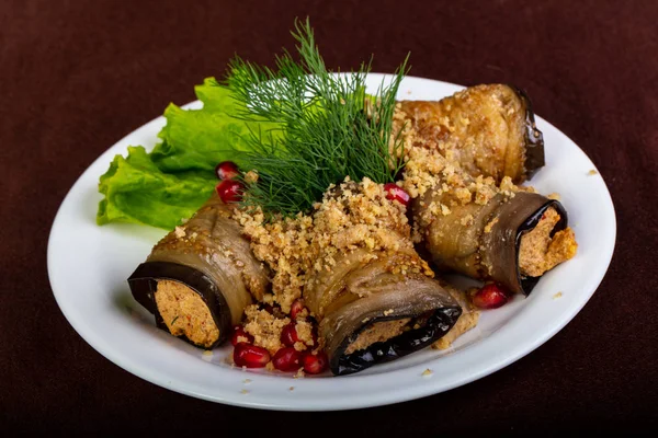 Gevulde Aubergine Tomaat Geserveerd Salade Bladeren — Stockfoto