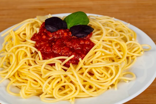 パスタ Spghetti ボローニャは バジルを提供しています — ストック写真