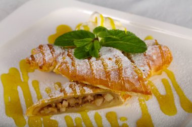 Apple strudel dondurma ile