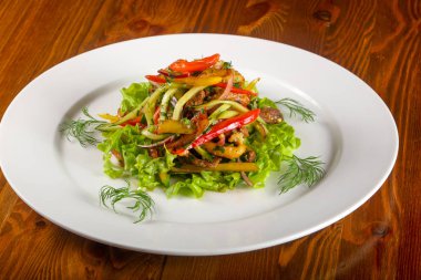 Beyaz tabak sıcak biftek salata