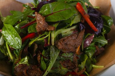 Biftek salata otlar ve baharatlar ile