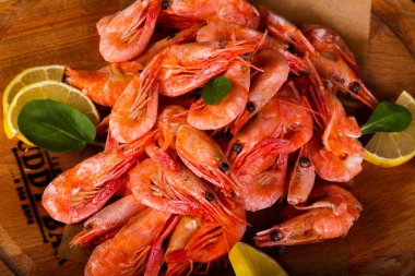 Limon ve otlar ile haşlanmış karides