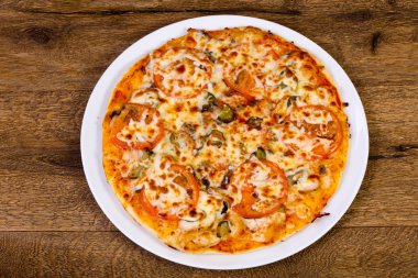 Etli ve peynirli pizza.