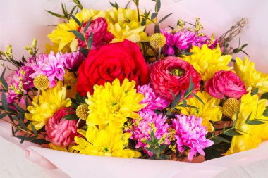 Çeşitli çiçek ile romantik buket