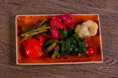 Maydanoz ile Turşu sebze tabağı karıştırın