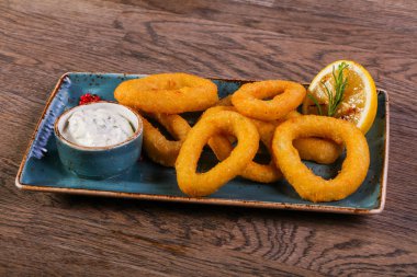 Hizmet limon sos ile kalamar halkaları