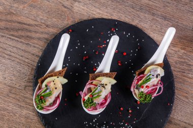 Wirh soğan ve ekmek ringa snack