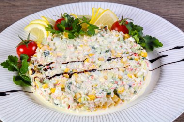 Limon ve kiraz domates surimi Yengeç Salatası hizmet